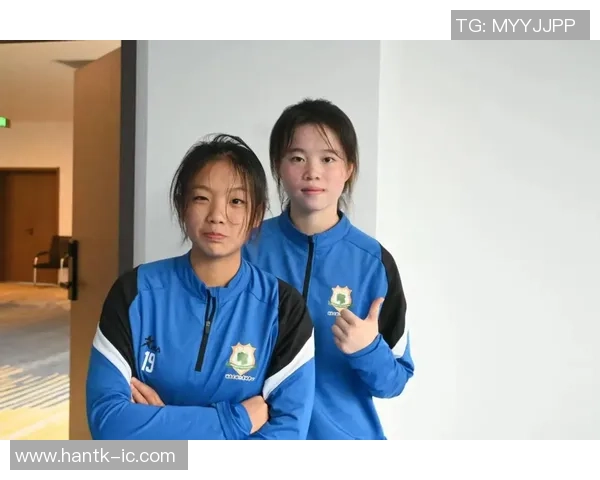 女足球星亲赠签名球衣给小球迷传递运动精神与梦想